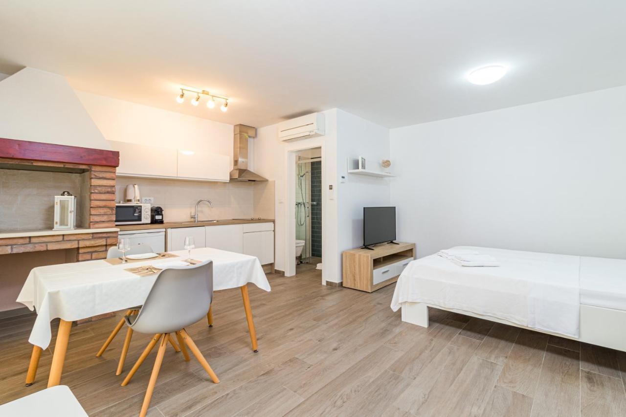 Apartments Anna Ližnjan מראה חיצוני תמונה